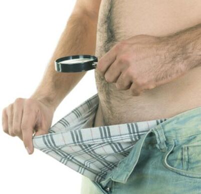 un hombre examina su pene y quiere agrandarlo