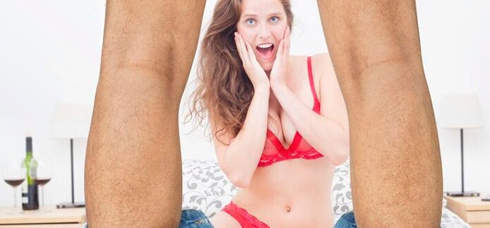 Mujer sorprendida por aumento de tamaño del pene de hombre foto 2
