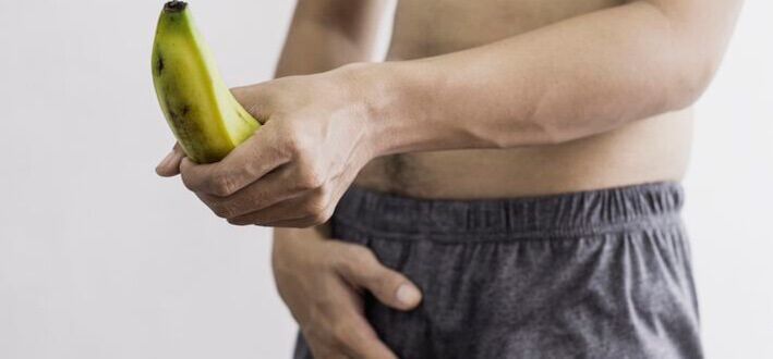 Tamaño del pene masculino usando un plátano como ejemplo.