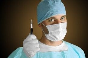 Cirujano que realiza una cirugía de agrandamiento del pene por motivos médicos