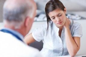 Consulta con el acompañante del hombre para determinar la viabilidad de la cirugía de agrandamiento del pene.